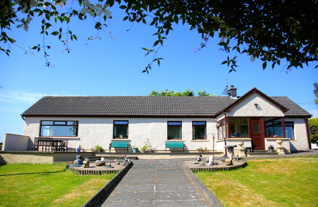 Cosy, spacious, private hill top property, with stunning far reaching views.