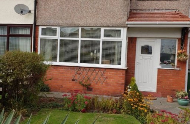 Cosy& stylish 2 bed home near beach, pubs , railway station& golf course.