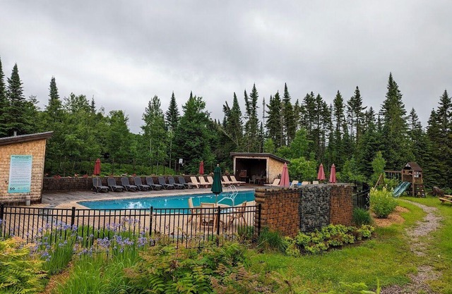Cote Nord Tremblant 4 beds, A/C, Spa, Pool, tennis, lake, beach, nCITQ 261424