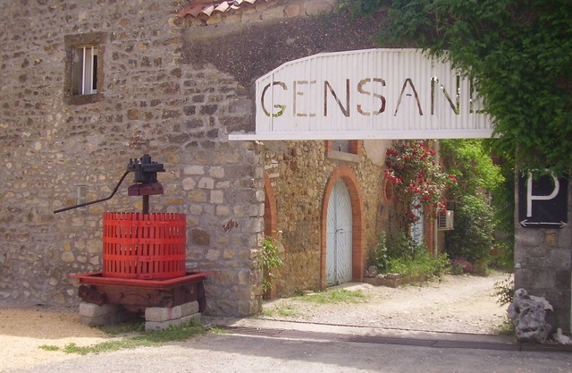 cottage 8 people 4 bedrooms 3 stars in a farmhouse surrounded by vineyards