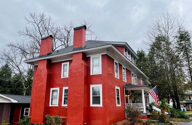 Cottage 1 block from Main St. on historic property.