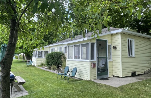 Cottage 2 is a 2 bedroom 25’ from its boat dock & Hamlin Lake