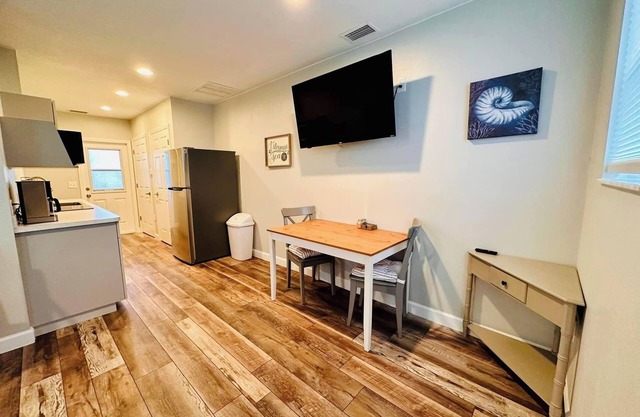 Cottage 22: The Boathouse - Waterfront Lodging in Downtown Tavares, FL