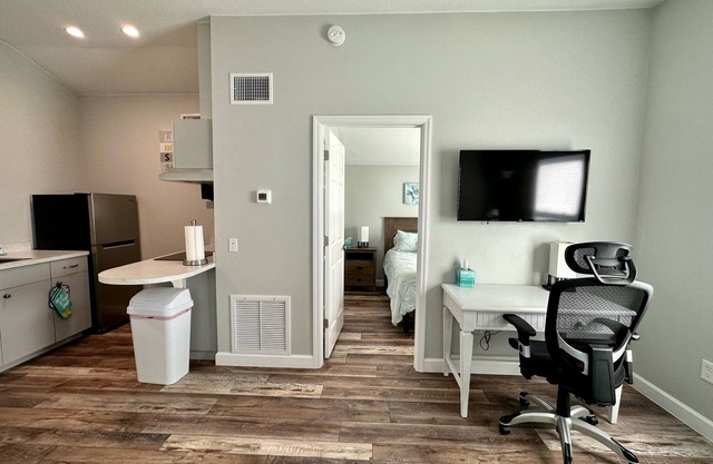 Cottage 23: The Lighthouse - Waterfront Lodging in Downtown Tavares, FL