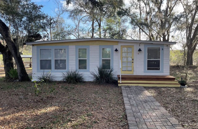 Cottage at Water's Edge 2 Bedroom with dock, covered deck, WiFi, AC