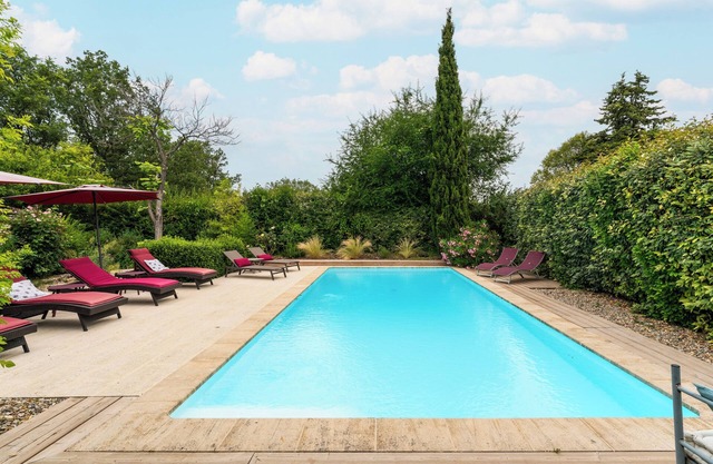 Cottage "Au Coeur Du Vaucluse" with Shared Pool, Private Terrace & Wi-Fi