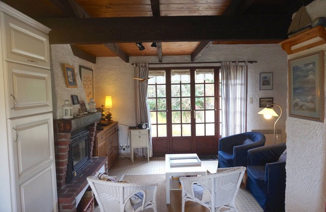 Cottage between the Cap Gris Nez lighthouse and the beach.