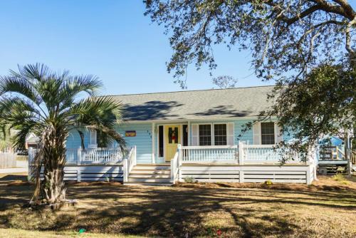 Cottage Breeze by Oak Island Accommodations