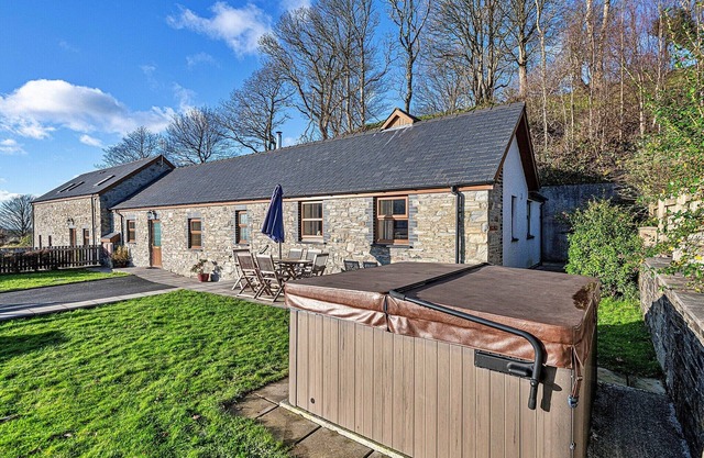 Cottage by Cardigan Bay with Hot Tub