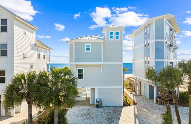 Cottage By the Sea: Don't Book a House- Book a Home! Stunning beachfront home