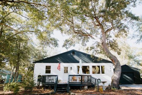 Cottage by the Sea: Pagnotto Shellback House