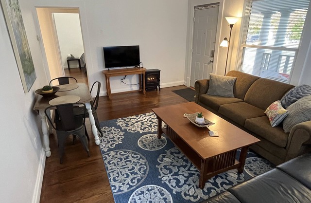 Cottage Grove apt 1 private covered porch