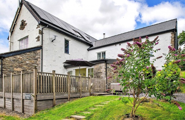 Cottage in Conwy with Hot Tub & Mountain Views