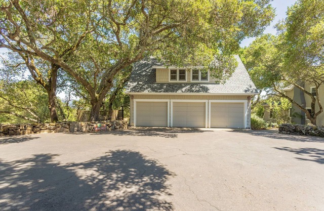 Cottage in the Oaks with Pool
