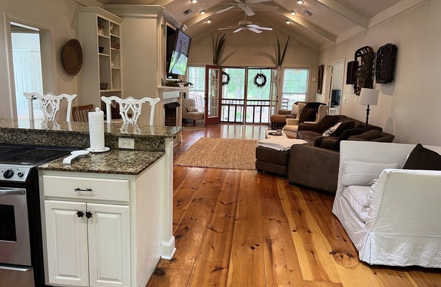 Cottage In The Woods, Lots Of Wildlife, Gated, And Paved, And Very Private,