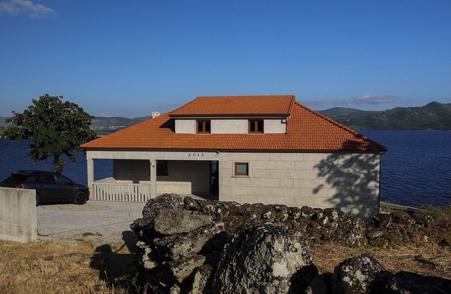Cottage located ten meters from the high Rabagão dam with three bedrooms.