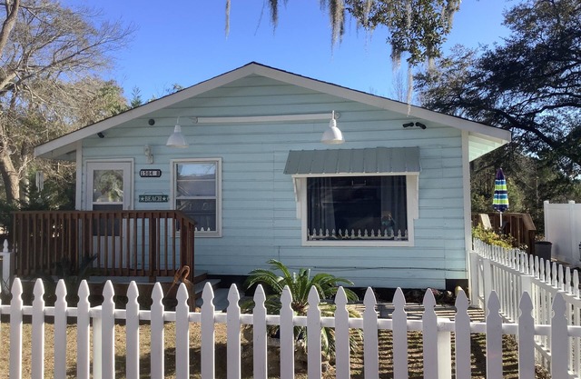 Cottage near Little River Waterfront. Pets stay FREE!