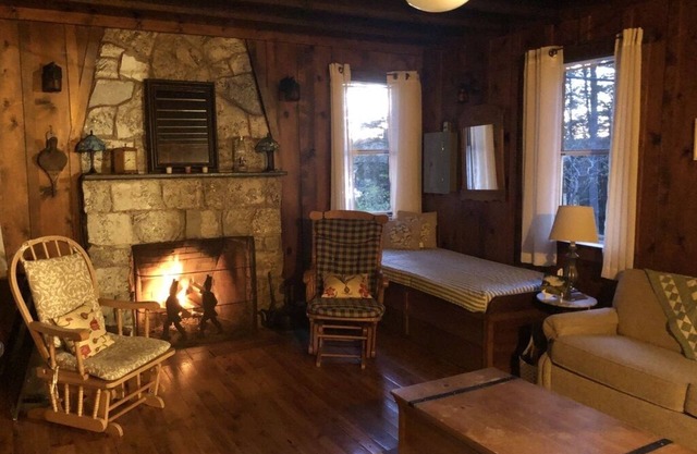 Cottage on Laurel Lake, Private lake access, picture perfect sunsets