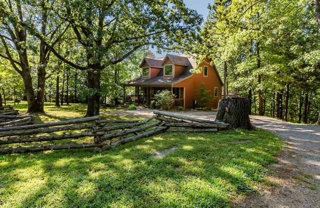 Cottage sitting on 40 Acres! Dog Friendly! Pool Table Private Hot Tub, Car Charger
