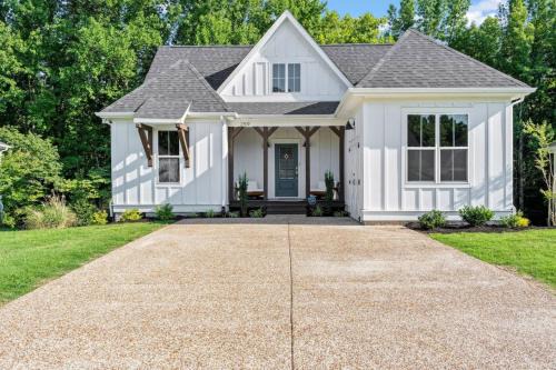 Cottage with 3 King Beds, 3 min to Marina, Fire Pit