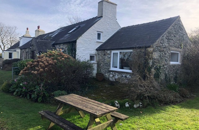 Cottage With Sea Views Large Garden and Pet Friendly