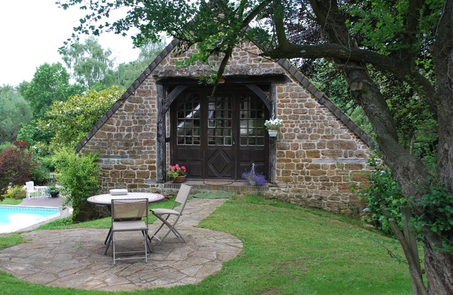Cottage with shared swimming pool, hot tub, fishing, tennis, UK TV and Wi-F