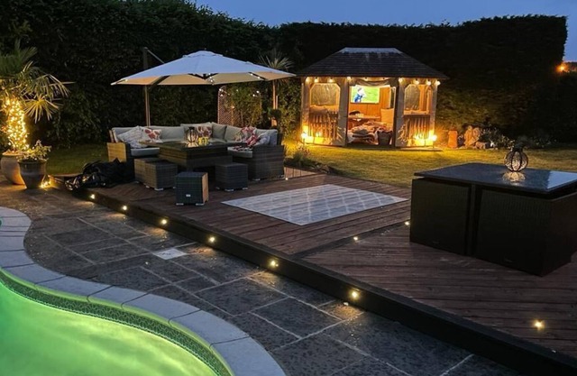 Cottage with Swimming Pool and large outdoor Space. 50 mins from Central London