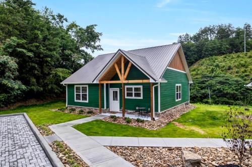 Cottontail Cottage 2BR Cabin Flat Entry Hot Tub across from Dollywood w fireworks views