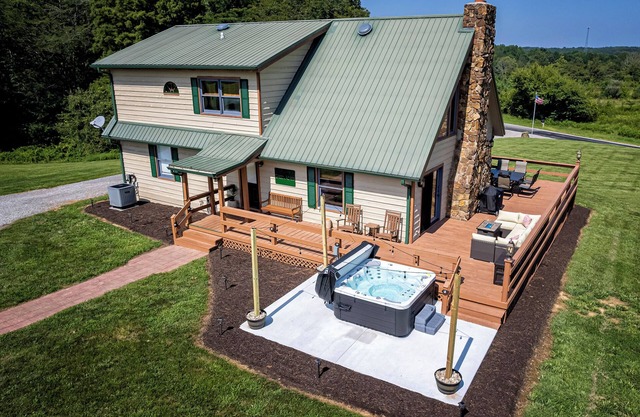 Country Chateau w/HOT TUB - Wineries + Hiking