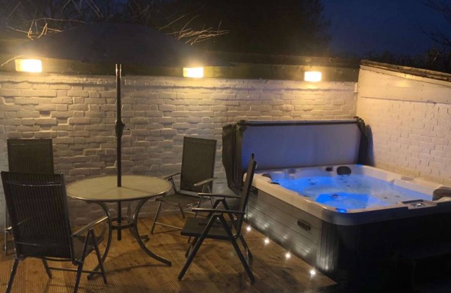 Country cottage on organic farm with Oak beams, shared hot tub and stunning views