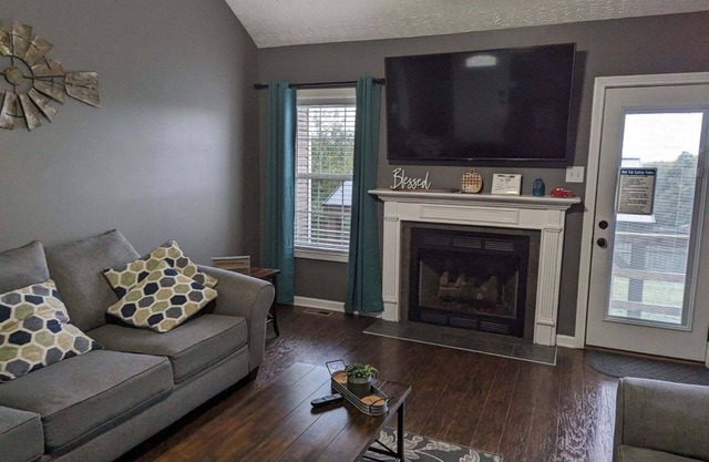 Country Escape with Jacuzzi & Private Yard in Southside