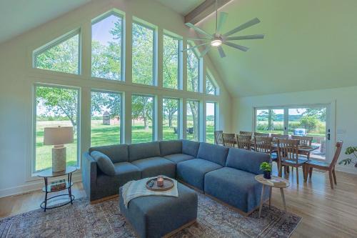 Country Hilltop Retreat Near KC & Overland Park