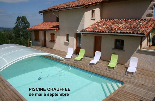 Country house, PRIVATE SWIMMING POOL heated from May to Sept. Auvergne-Rhône-Alpes