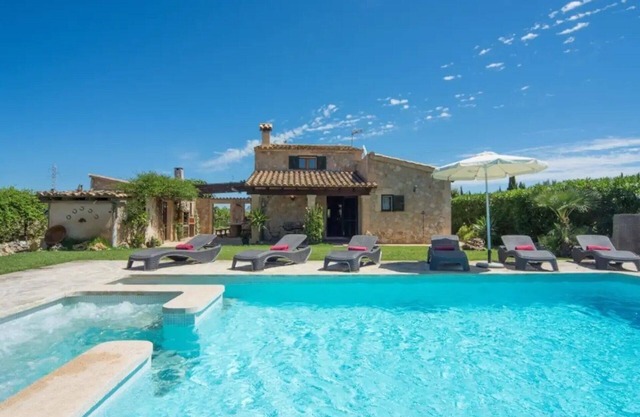 Country House 'Auba' with Wi-Fi and Air Conditioning