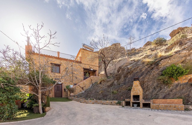 Country House 'Casa Rural La Jirola -Vivienda 2' with Mountain View, Wi-Fi, and Air Conditioning