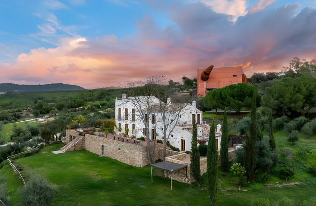 Country House 'Cortijo La Almazara with Mountain View, Wi-Fi and Air Conditioning
