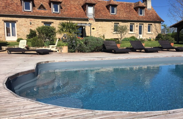 Country house with swimming pool sleeps 14