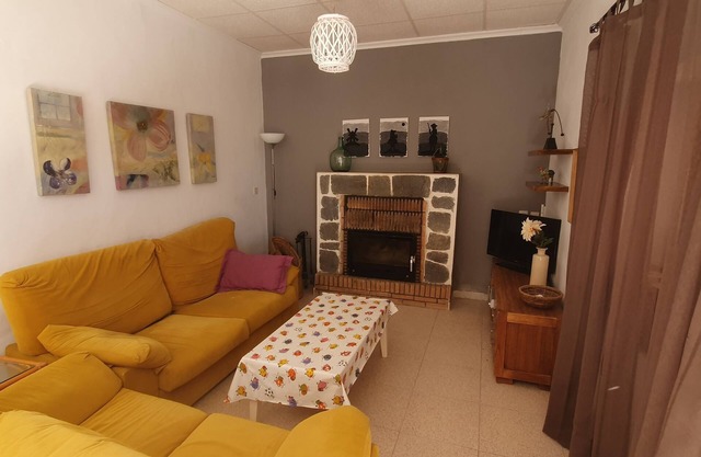 Country House - Lietor 6 guests (4 bedrooms). Enjoy the tranquility.