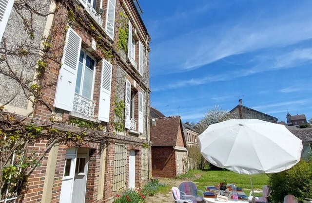 COUNTRY HOUSE ON THE EDGE OF THE RISLE
