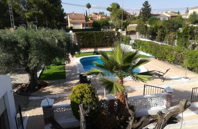 COUNTRY HOUSE WITH SWIMMING POOL AND PRIVATE PLOT