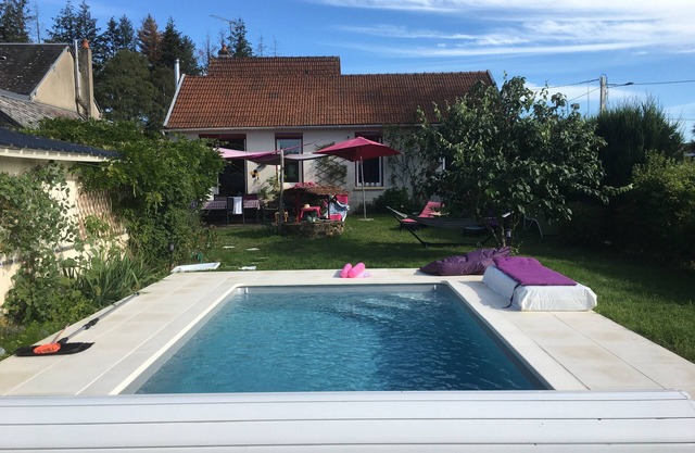 Country house with swimming pool 2 bedrooms (one in the garden!)