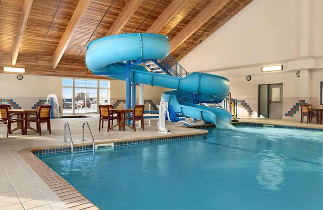 Country Inn & Suites by Radisson, Duluth North, MN