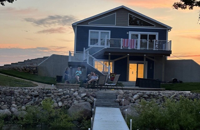 Country lake house getaway accommodating large family-sized fun!