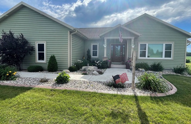 Country living with a hot tub, pool, & family-friendly!