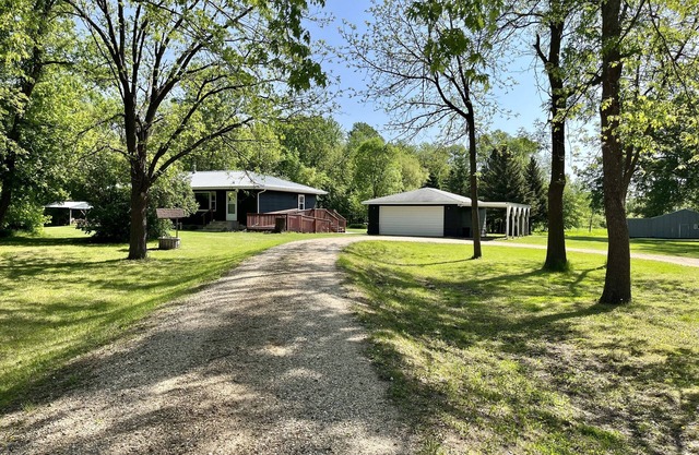 Countryside Home, Dog Friendly, Large Yard, Near Several Lakes