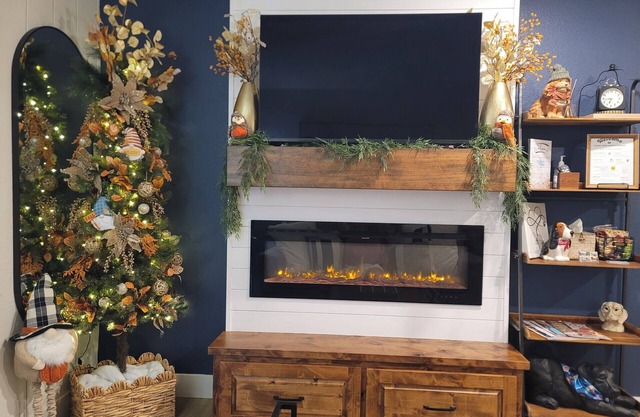 Couple's Downtown Getaway: nNo Stairs/Fireplace/King Bedn/Indoor Pool