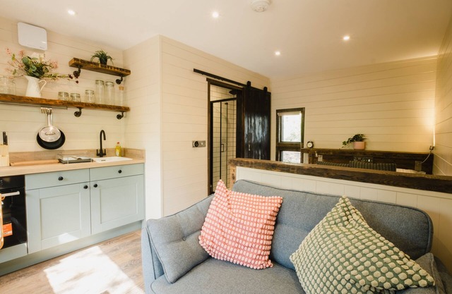 Couples Cabin, Cupwith