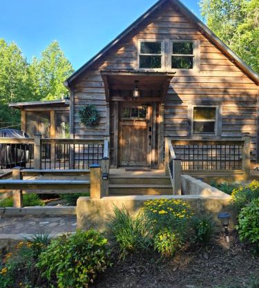 Couples Getaway Cabin with a Loft - Firepit - Creek