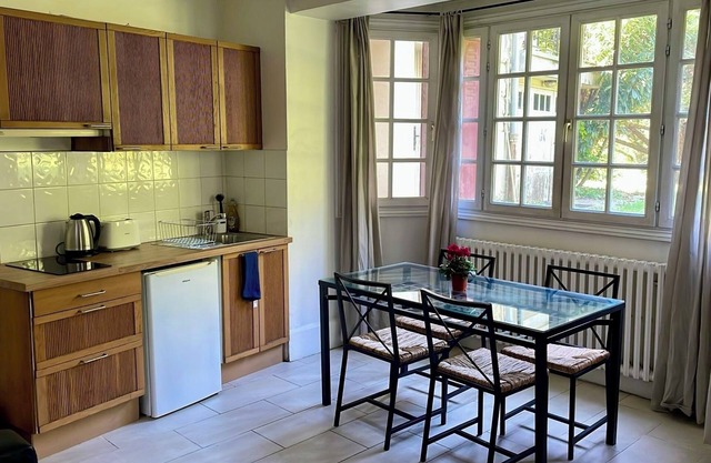 ★Couples Getaway★30 min drive from Paris★ Bright & Cozy Countryside Flat 1BD