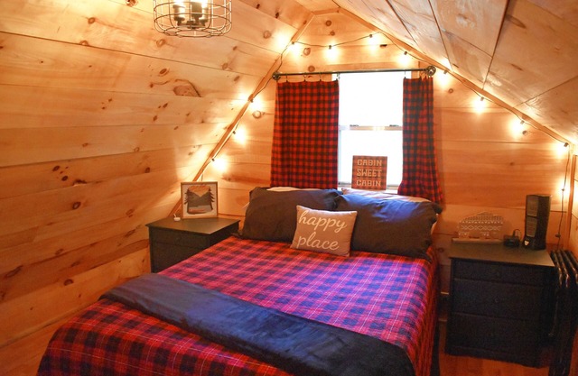 Couples' Retreat at Buffalo Bender Cabin - Pet Friendly, 2 mi to Buffalo River